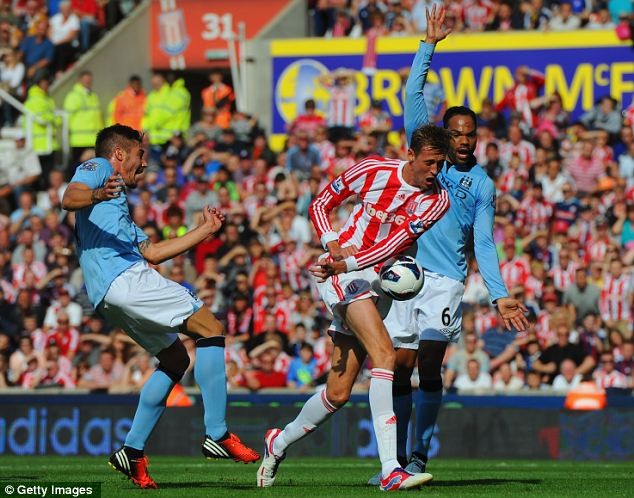 Tình huống diễn ra ở phút thứ 15 của trận đấu giữa Stoke City và Man City trên sân Britania, tình huống lộn xộn trước khung thành Joe Hart, bóng đã 2 lần chạm tay Crouch trước khi tiền đạo này ghi bàn mở tỉ số...
